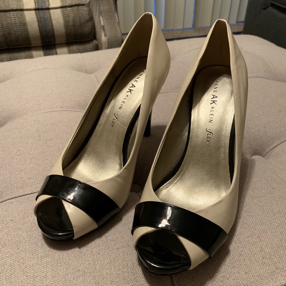 Peep toe pumps